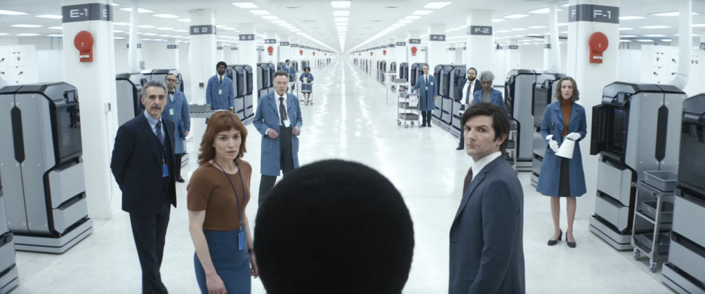 A luz branca e a perspectiva infinita dos corredores tomam conta da ambientação da série