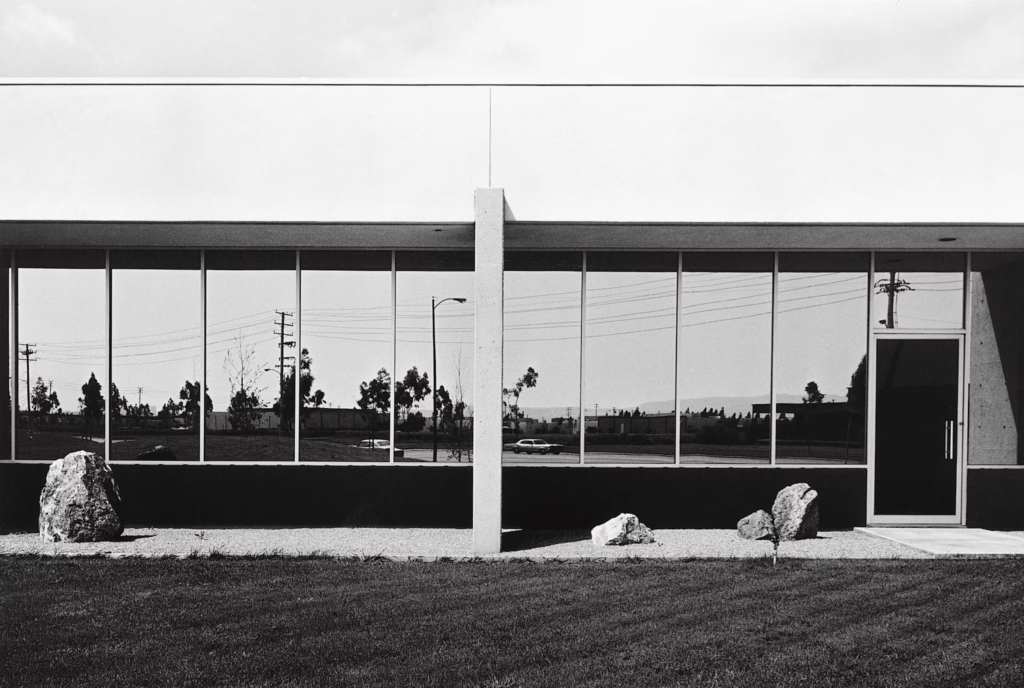 O trabalho fotográfico de Lewis Baltz serviu de inspiração para a direção de arte da série. O fotógrafo usa arquitetura como elemento de poder, mas também isolamento.