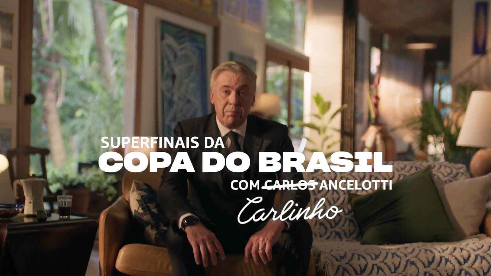 Carlo Ancelotti em clima de torcedor raiz com cafezinho e amendoins para a campanha do Prime Video.