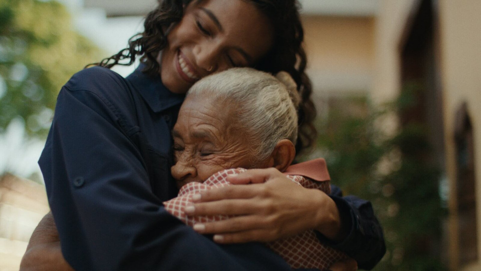Campanha da Vivo incentivando a desconexão e a presença física em momentos de celebração.